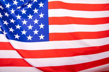 Amerika Birleşik Devletleri bayrağı dalgalanıyor .