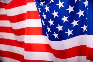 Amerika Birleşik Devletleri bayrağı dalgalanıyor .