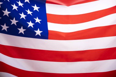 Amerika Birleşik Devletleri bayrağı dalgalanıyor .