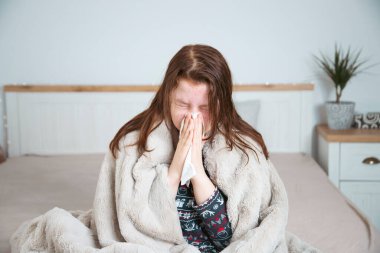 Hapşıran ya da burnunu doku, soğuk alerji ya da hastalık, sağlık, virüs ve grip mevsimi, RSV, Grip, çocuk bakımı ve hijyen uygulamalarıyla silen genç kız