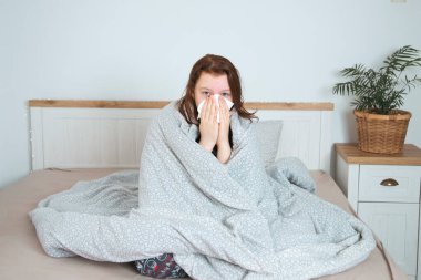 Hapşıran ya da burnunu doku, soğuk alerji ya da hastalık, sağlık, virüs ve grip mevsimi, RSV, Grip, çocuk bakımı ve hijyen uygulamalarıyla silen genç kız