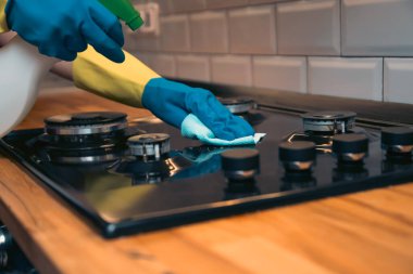 Temizlik servisi. Eldivenli kadın mutfağı temizliyor. Yüzey temizleniyor.. 