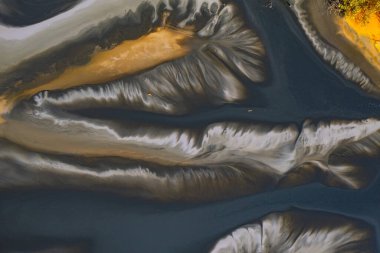 Romanya 'nın Geamana kentindeki bir insansız hava aracıyla çekilen güzel renkli su ve çamur deseni, yakınlardaki bir madencilik operasyonunun zehirli atıklarıyla kaplıydı.