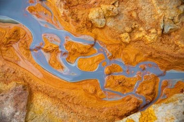 Romanya 'nın Geamana kentindeki bir insansız hava aracıyla çekilen güzel renkli su ve çamur deseni, yakınlardaki bir madencilik operasyonunun zehirli atıklarıyla kaplıydı.