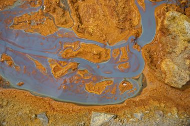 Romanya 'nın Geamana kentindeki bir insansız hava aracıyla çekilen güzel renkli su ve çamur deseni, yakınlardaki bir madencilik operasyonunun zehirli atıklarıyla kaplıydı.