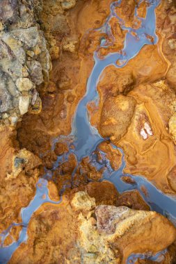 Romanya 'nın Geamana kentindeki bir insansız hava aracıyla çekilen güzel renkli su ve çamur deseni, yakınlardaki bir madencilik operasyonunun zehirli atıklarıyla kaplıydı.