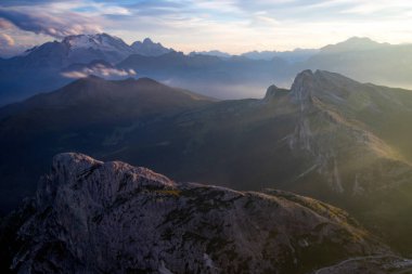 Dolomite dağlarında gün batımı oyunları ve sis Rifugio Lagazuoi 'nin en yüksek tepelerinde görüldü. Muhteşem bir yaz günbatımında..