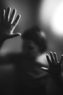 Korku, cadılar bayramı arkaplanı Camın arkasındaki gölgeli kadın figürü