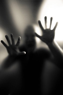 Korku, cadılar bayramı arkaplanı Camın arkasındaki bir adamın gölgesi