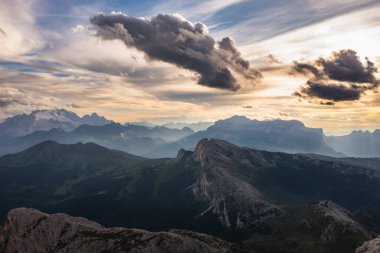 Dolomitler, İtalya 'daki Lagazuoi dağının hava ve insansız hava aracı görüntüsü.