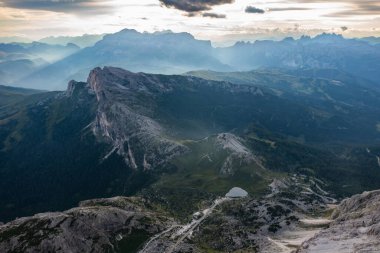 Dolomitler, İtalya 'daki Lagazuoi dağının hava ve insansız hava aracı görüntüsü.