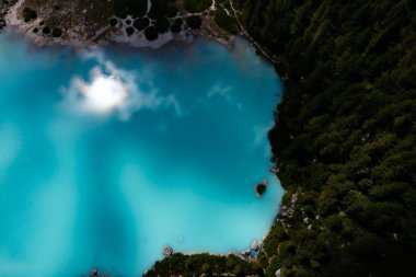 İtalya 'nın Dolomite dağlarındaki Sorapis Gölü' nün hava ve insansız hava aracı görüntüsü.