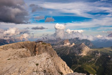 Dolomitler, İtalya 'daki Lagazuoi dağının hava ve insansız hava aracı görüntüsü.