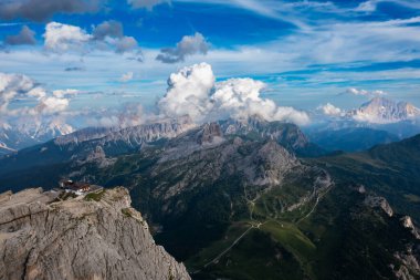 Dolomitler, İtalya 'daki Lagazuoi dağının hava ve insansız hava aracı görüntüsü.