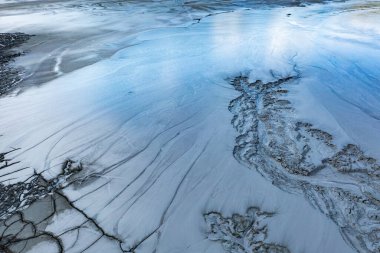 Romanya 'nın Geamana kentindeki bir insansız hava aracıyla çekilen güzel renkli su ve çamur deseni, yakınlardaki bir madencilik operasyonunun zehirli atıklarıyla kaplıydı.