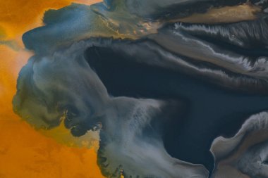 Romanya 'nın Geamana kentindeki bir insansız hava aracıyla çekilen güzel renkli su ve çamur deseni, yakınlardaki bir madencilik operasyonunun zehirli atıklarıyla kaplıydı.