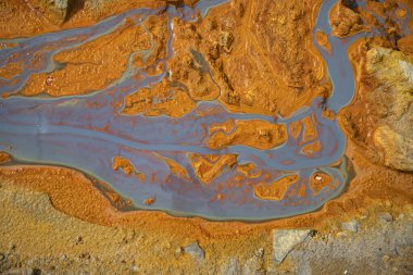 Romanya 'nın Geamana kentindeki bir insansız hava aracıyla çekilen güzel renkli su ve çamur deseni, yakınlardaki bir madencilik operasyonunun zehirli atıklarıyla kaplıydı.