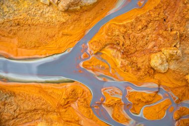 Romanya 'nın Geamana kentindeki bir insansız hava aracıyla çekilen güzel renkli su ve çamur deseni, yakınlardaki bir madencilik operasyonunun zehirli atıklarıyla kaplıydı.