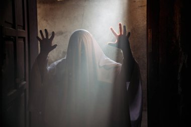 Karanlık bir Cadılar Bayramı gecesinde hayalet figürünün korkunç geçmişi