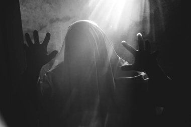 Karanlık bir Cadılar Bayramı gecesinde hayalet figürünün korkunç geçmişi