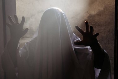 Karanlık bir Cadılar Bayramı gecesinde hayalet figürünün korkunç geçmişi