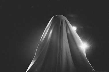 Karanlık bir Cadılar Bayramı gecesinde hayalet figürünün korkunç geçmişi