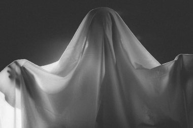 Karanlık bir Cadılar Bayramı gecesinde hayalet figürünün korkunç geçmişi