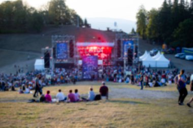 Açık hava konserindeki, festivaldeki insanların bulanık arkaplanı.