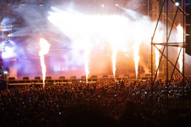 Konserde kalabalık - Parlak renkli sahne ışıkları önünde tezahürat yapan kalabalık
