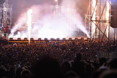 Konserde kalabalık - Parlak renkli sahne ışıkları önünde tezahürat yapan kalabalık