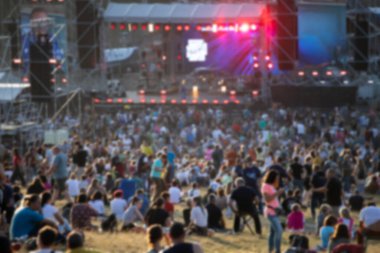Açık hava konserindeki, festivaldeki insanların bulanık arkaplanı.