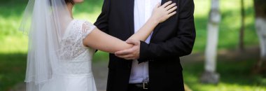  Yeni evlenmiş, gelin ve damat, panoramik afiş ve fotokopi alanı. Düğün ve aşk konsepti.