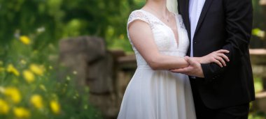  Yeni evlenmiş, gelin ve damat, panoramik afiş ve fotokopi alanı. Düğün ve aşk konsepti.