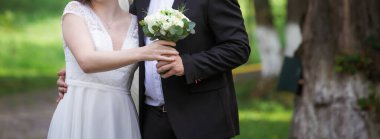  Yeni evlenmiş, gelin ve damat, panoramik afiş ve fotokopi alanı. Düğün ve aşk konsepti.