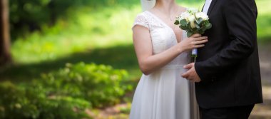  Yeni evlenmiş, gelin ve damat, panoramik afiş ve fotokopi alanı. Düğün ve aşk konsepti.