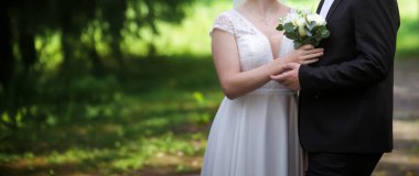  Yeni evlenmiş, gelin ve damat, panoramik afiş ve fotokopi alanı. Düğün ve aşk konsepti.