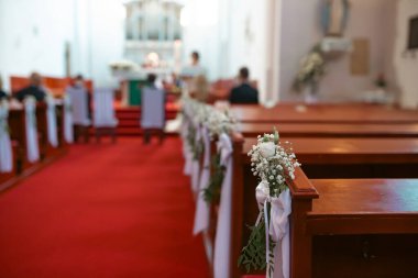 Beyaz çiçekli ve peçeli bir kilisenin içinde düğün süsü..