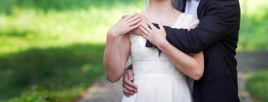  Yeni evlenmiş, gelin ve damat, panoramik afiş ve fotokopi alanı. Düğün ve aşk konsepti.