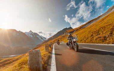 Japon yüksek güç kruvazör Alp karayolu üzerinde ünlü Hochalpenstrasse, Avusturya sürme motosiklet sürücüsü.