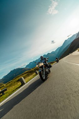 Japon yüksek güç kruvazör Alp karayolu üzerinde ünlü Hochalpenstrasse, Avusturya sürme motosiklet sürücüsü.