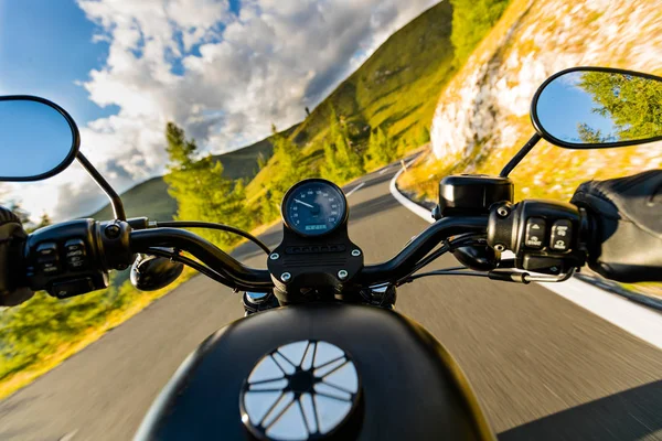 Драйвер мотоцикл їзда в альпійському шосе, кермо подання, Австрія, Європі. — стокове фото