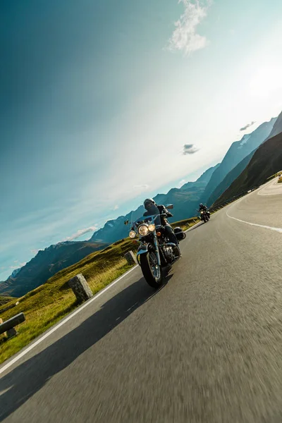 Motorista de motocicleta montando cruzador japonês de alta potência na estrada alpina na famosa Hochalpenstrasse, Áustria . — Fotografia de Stock