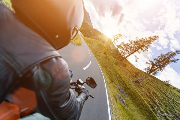 Водитель мотоцикла на Альпийском шоссе, Нокальмштрассе, Австрия, Европа . — стоковое фото
