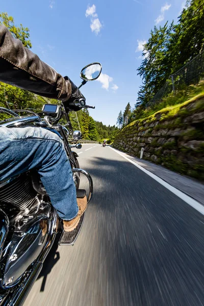 오토바이를 타고 알프스 고속 도로를 달리는 운전자, 오스트리아, 유럽, 모 팔 람 스 트라 세. — 스톡 사진