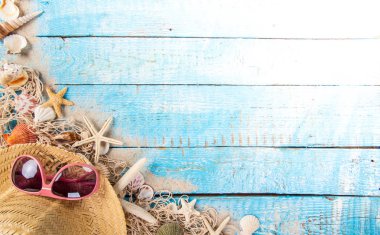 Zaman yolculuğu yaz. Deniz tatil arka plan çeşitli kabukları ile.