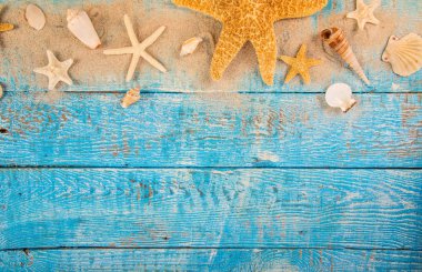 Zaman yolculuğu yaz. Deniz tatil arka plan çeşitli kabukları ile.