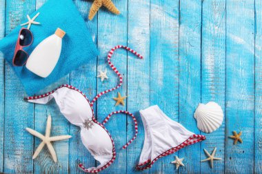 Yaz plaj Aksesuar ahşap masa üzerinde.