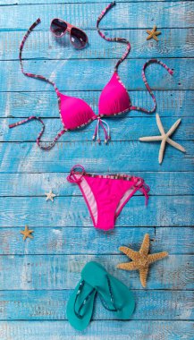 Yaz plaj Aksesuar ahşap masa üzerinde.