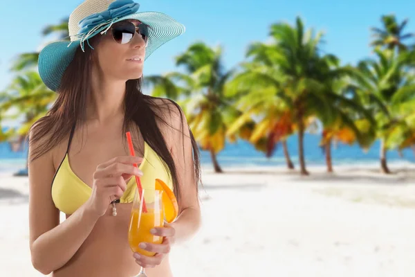 Donna in bikini e cappello da sole rilassante sulla spiaggia soleggiata . — Foto Stock
