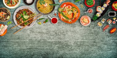 Çeşitli Asya yemek rustik arka plan, üstten görünüm, metin için yer.